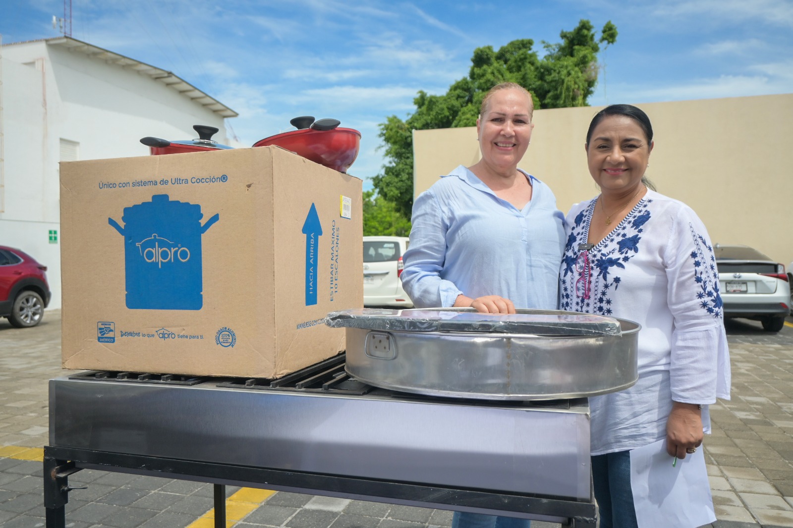 Griselda Martínez entrega equipo de cocina Colima Digital