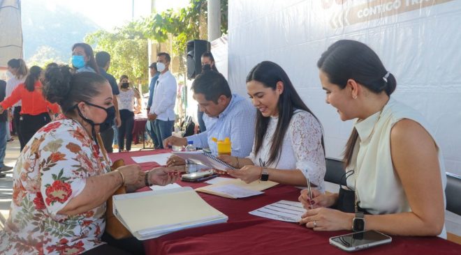 Gobernadora anuncia en Diálogos Comunitarios acciones para mejorar infraestructura y atención de la salud en Manzanillo