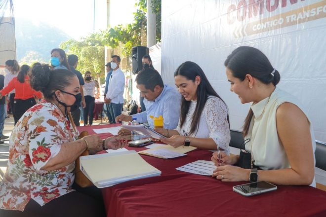 Gobernadora anuncia en Diálogos Comunitarios acciones para mejorar infraestructura y atención de la salud en Manzanillo