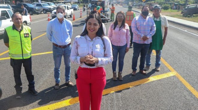 A menos de 2 meses de administración, Gobierno de Indira Vizcaíno atiende reclamo de tecomenses y entrega tramo carretero