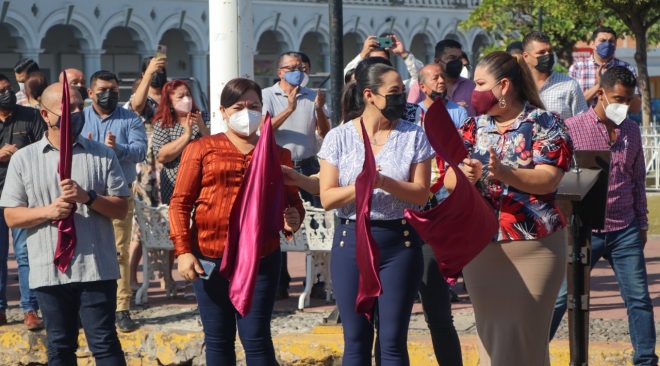 ‘Tenemos que regresar la paz al estado y a Coquimatlán’: Gobernadora al entregar patrullas en ese municipio