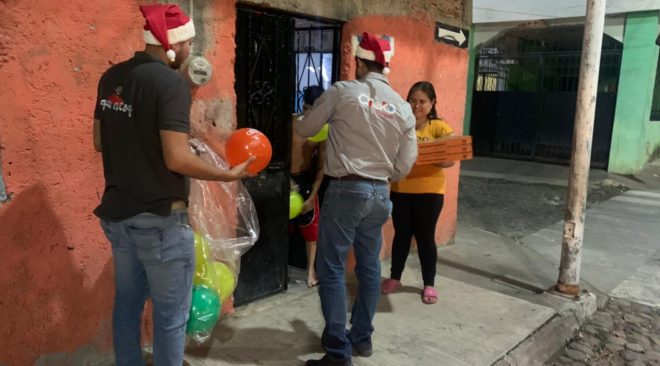 Lleva ‘Cheko’ Rodríguez alegría a 15 familias villalvarenses esta navidad