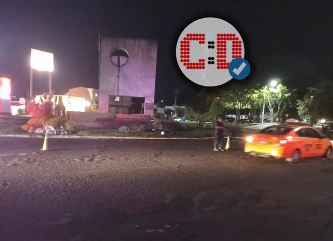 Muere joven motociclista al impactarse contra un semáforo en Villa de Álvarez