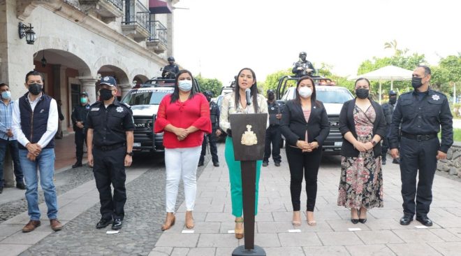 Gobernadora entrega en Cuauhtémoc 3 patrullas y recorre obra de sendero peatonal