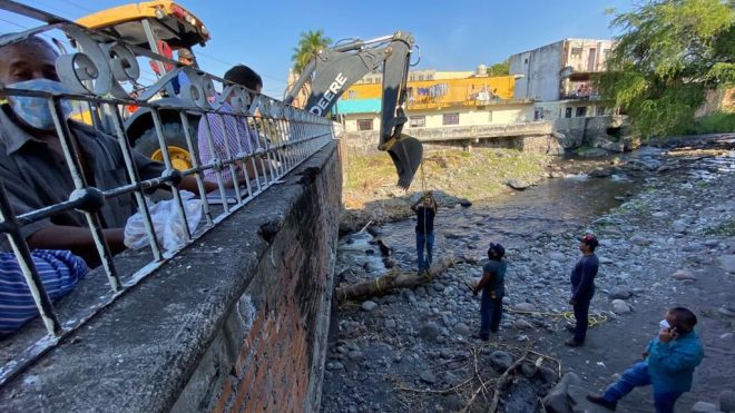 Ayuntamiento de Colima desazolva puente de la calle Dr. Miguel Galindo