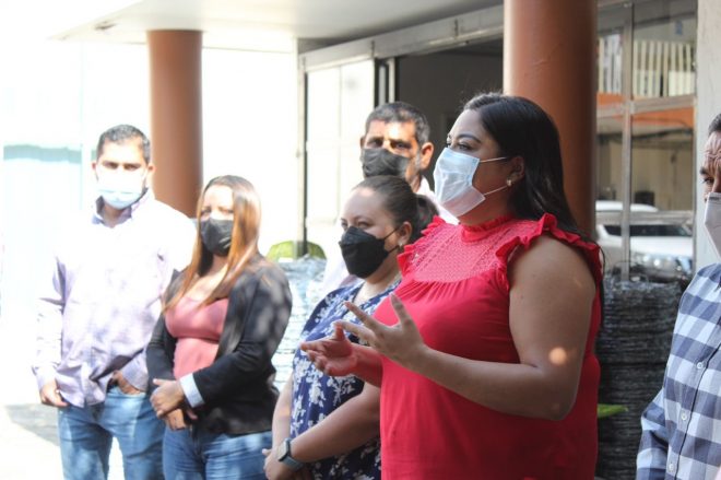 Presidenta municipal de Cuauhtémoc entrega 120 quintales de alambre de púas