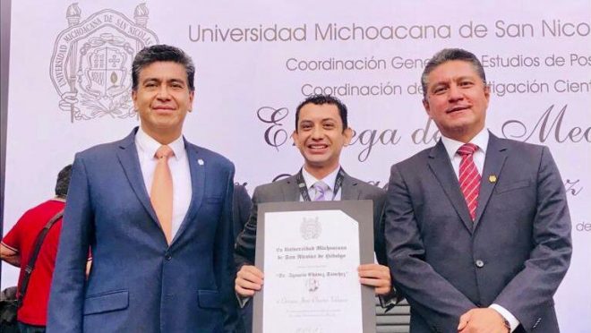 Reconocen logros académicos de profesor de la UdeC, en Universidad Michoacana