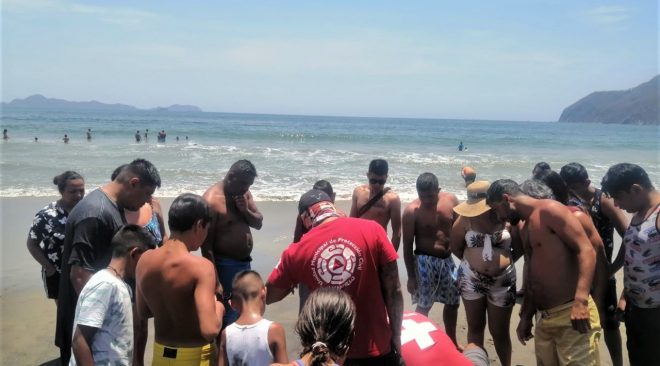Salvan a 21 personas de morir ahogadas en playas de Manzanillo