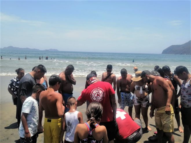 Salvan a 21 personas de morir ahogadas en playas de Manzanillo