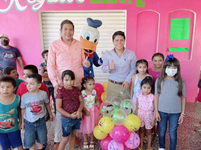 Celebra Víctor Torres y Pedro Tapia, Día del niño en Tecomán