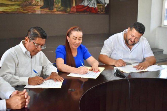 Firma la Villa convenio con Gómez Farías, donde elaboran los petates de La Petatera