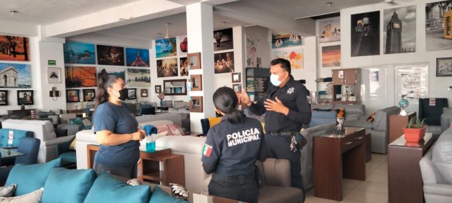 Policías de Villa de Álvarez realizan proximidad social en los tianguis