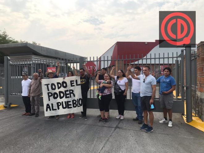 Integrantes del Frente en Defensa de la Soberanía Nacional protestan afuera de Coca Cola