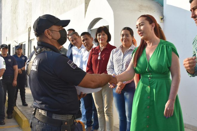 Entrega Tey Gutiérrez estímulos económicos y reconocimientos a policías destacados