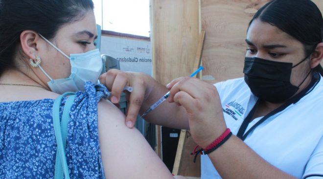 Salud Colima: Vacunas no causan Covid-19, enseñan al organismo a combatir el virus