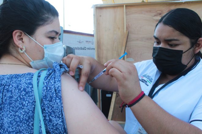 Salud Colima: Vacunas no causan Covid-19, enseñan al organismo a combatir el virus