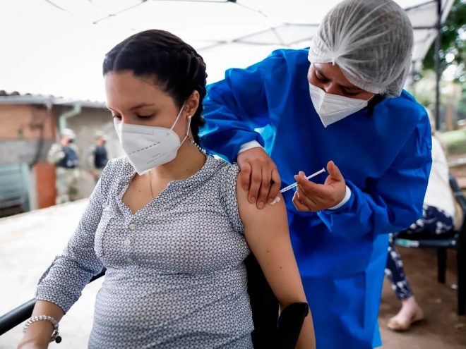 Salud pide a embarazadas vacunarse contra Covid-19, para proteger a bebés y a sí mismas