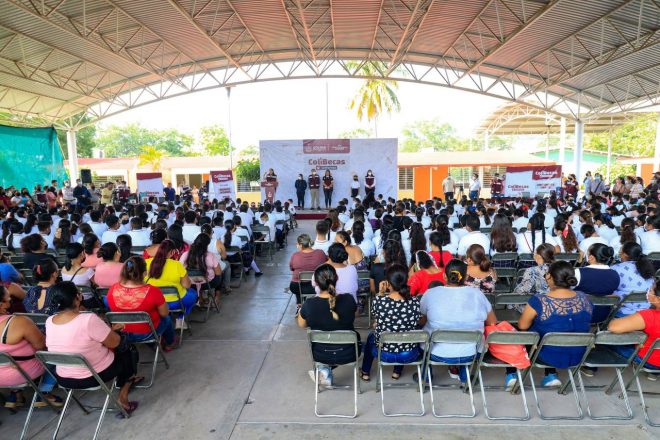 Gobernadora entregó casi 500 uniformes gratuitos a estudiantes de Ixtlahuacán