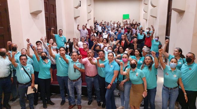 “Compromiso de Martín Flores Castañeda de promover la capacitación y profesionalización de los trabajadores”.