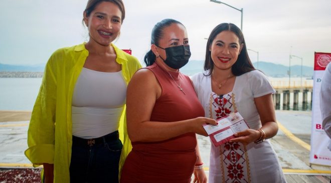 Gobernadora participa en entrega de tarjetas bancarias a beneficiarios de Bienpesca