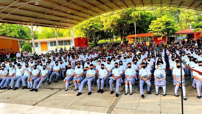 Gobierno Colima entregó 533 uniformes gratuitos a estudiantes de Comala, a través de ColiBecas