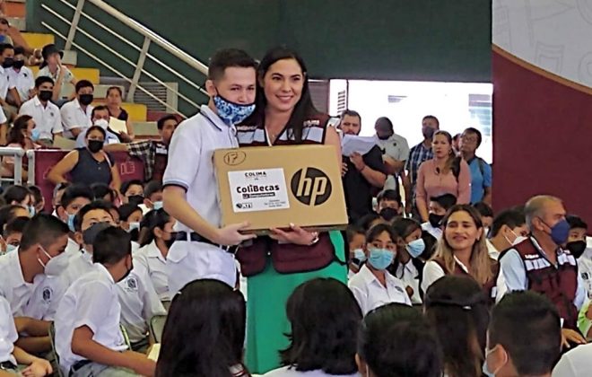 Gobernadora entregó más de 800 ColiBecas-Computadoras gratuitas en Manzanillo