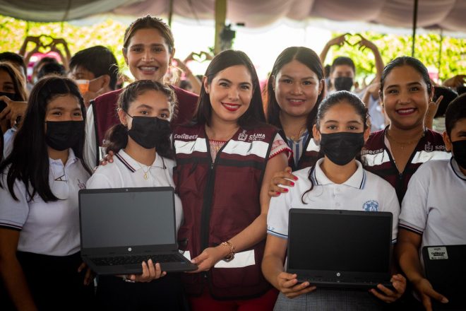 Indira entregó 379 computadoras gratuitas de 859 que otorgará a estudiantes de Coquimatlán