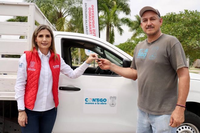 Margarita Moreno entrega vehículos para atención de parques y jardines