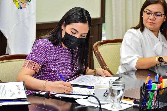 Indira firma convenio para que Gobierno de Colima administre Cendis; dará certeza laboral a más de 400 colaboradoras y colaboradores