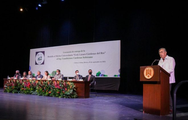 Entrega UdeC medalla al Mérito Universitario a Cuauhtémoc Cárdenas