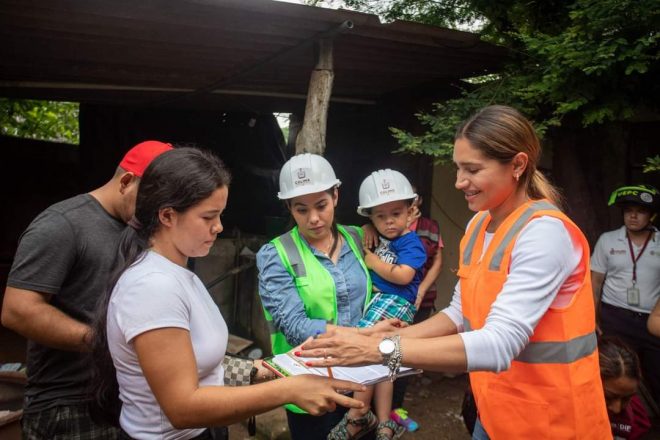 Indira acudió a viviendas afectadas en Armería y Manzanillo; reitera a población damnificada respaldo del Gobierno de Colima y de México