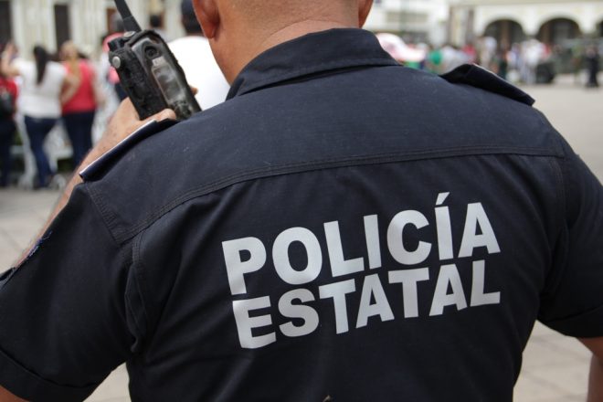 Policía Estatal de Colima detiene a 3 personas con arma y por delitos contra la salud