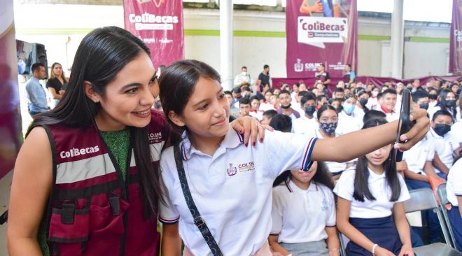 Indira entregó 628 ColiBecas-Computadoras a estudiantes de Minatitlán