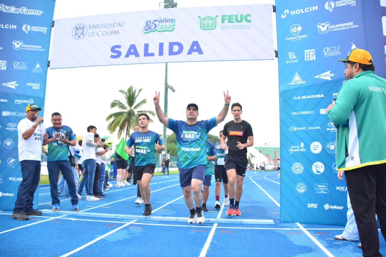 Como exuniversitario, Riult Rivera corre junto a familias colimenses en la Carrera FEUC-UdeC.