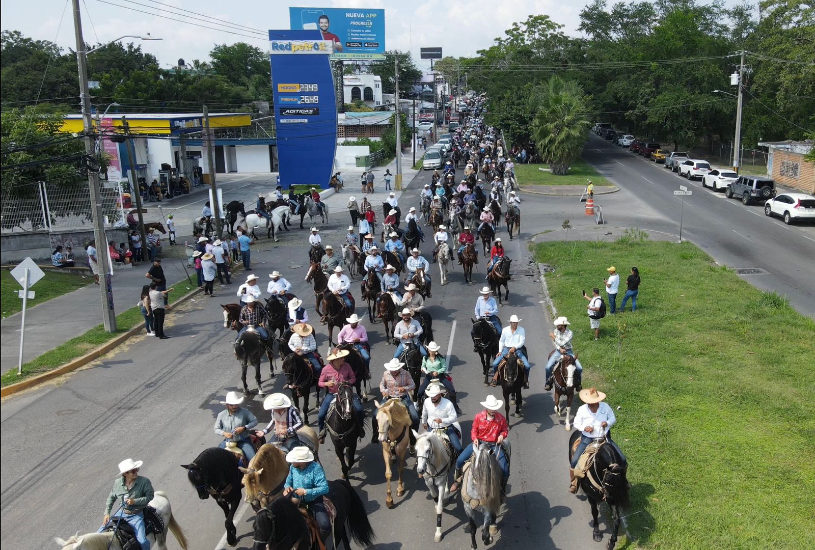 Multitudinaria participación en la cabalgata inaugural de la Feria de Colima 2025