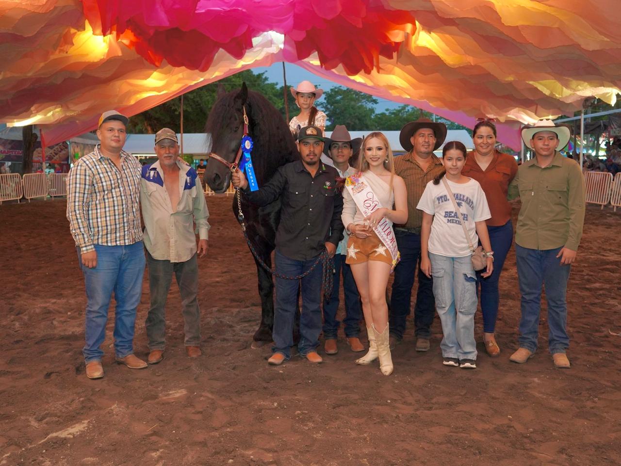 Petrolero, campeón del 4° Concurso Morfológico de Caballos Frisones en la Feria de Colima