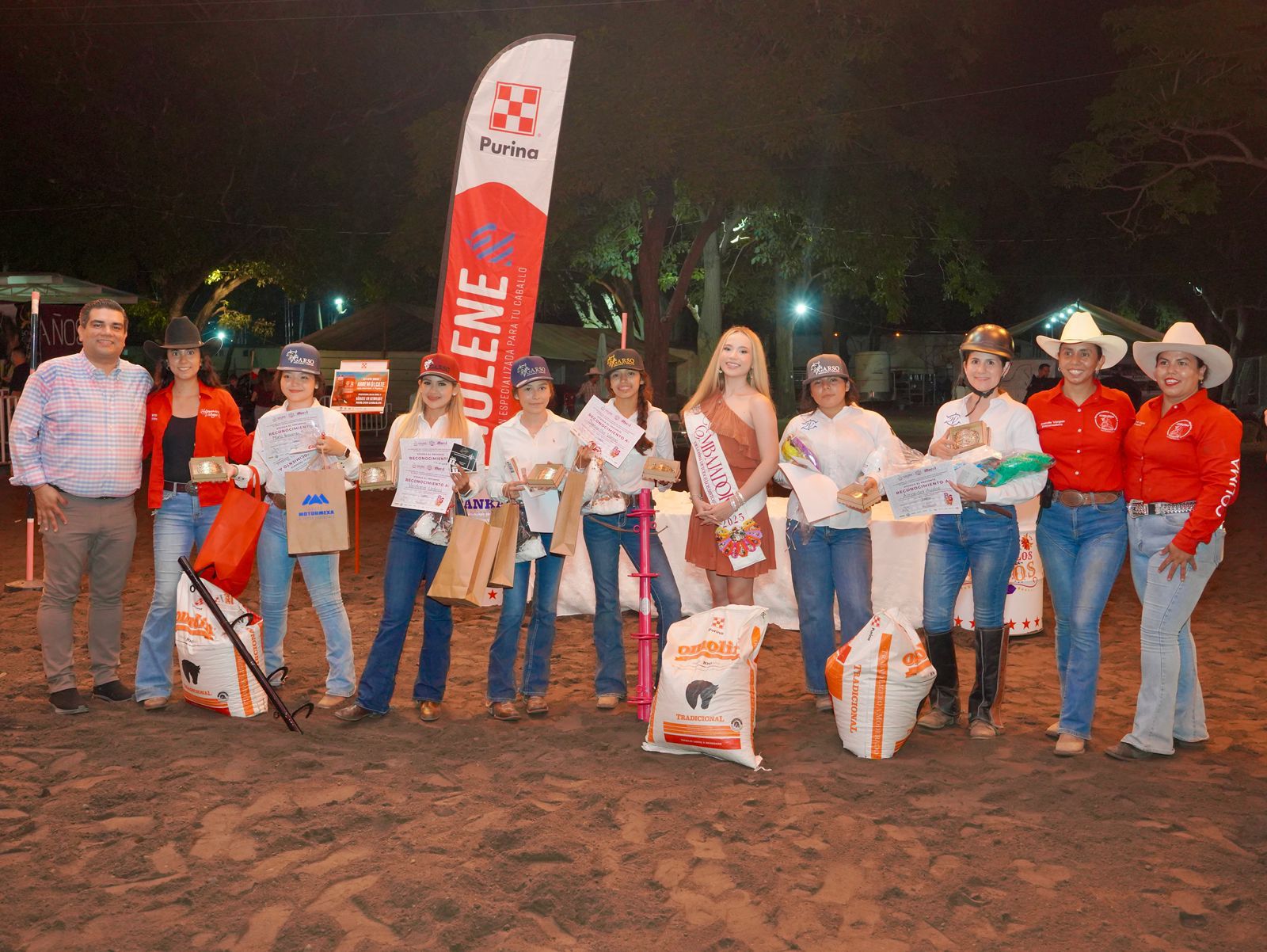 Celebran primera edición del ‘Rodeotlón’ en el Teatro del Caballo de la Feria de Colima