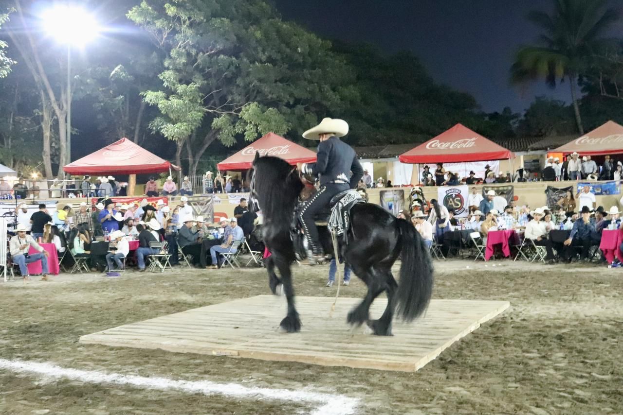 Diego González y ‘Chamoy’, campeones del Concurso de Caballo Bailador en la Feria de Colima