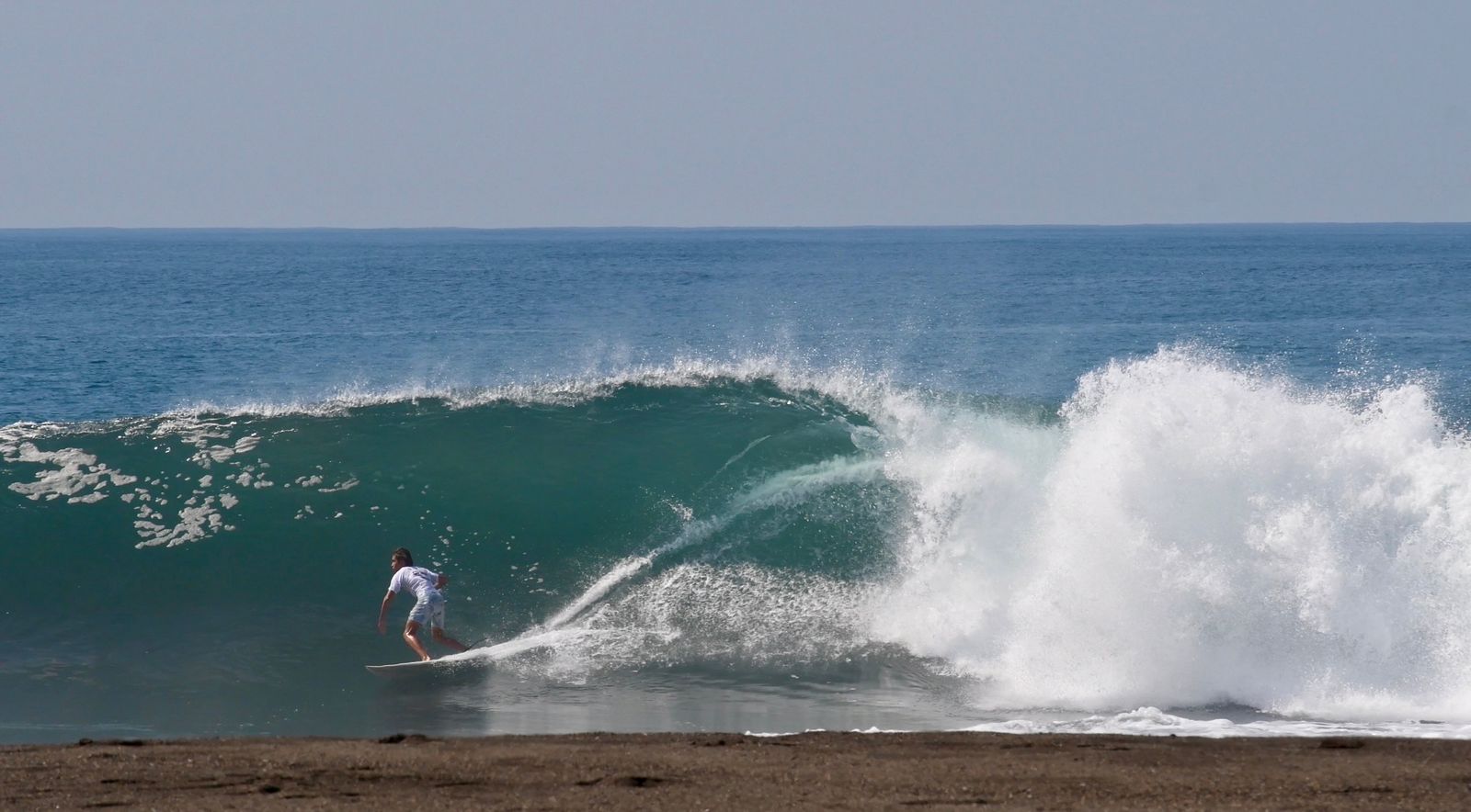 Con gran oleaje se realiza el Clásico de Surfing Pascuales 2025, este fin de semana en Tecomán