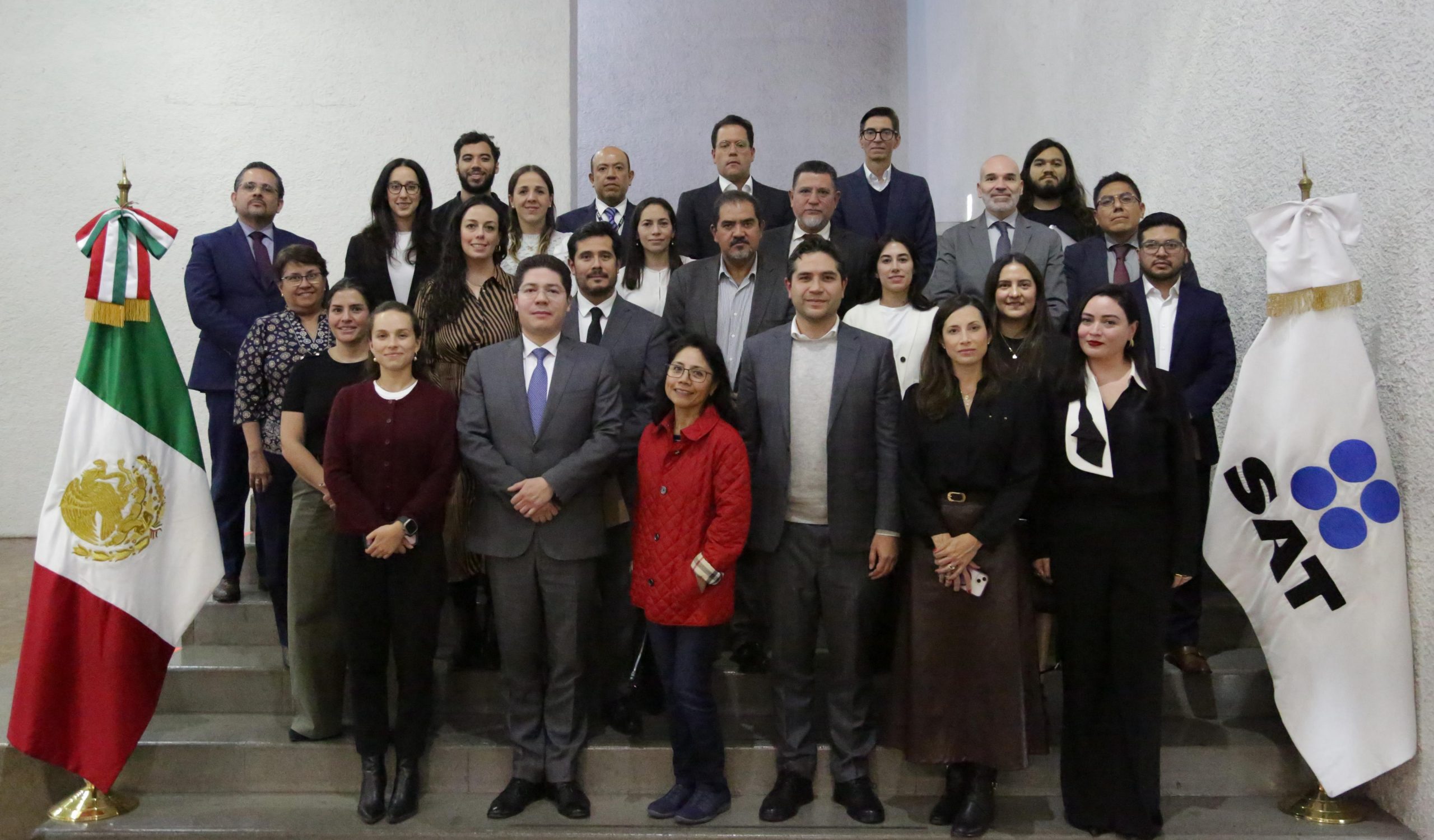 Recibe SAT a representantes de plataformas digitales