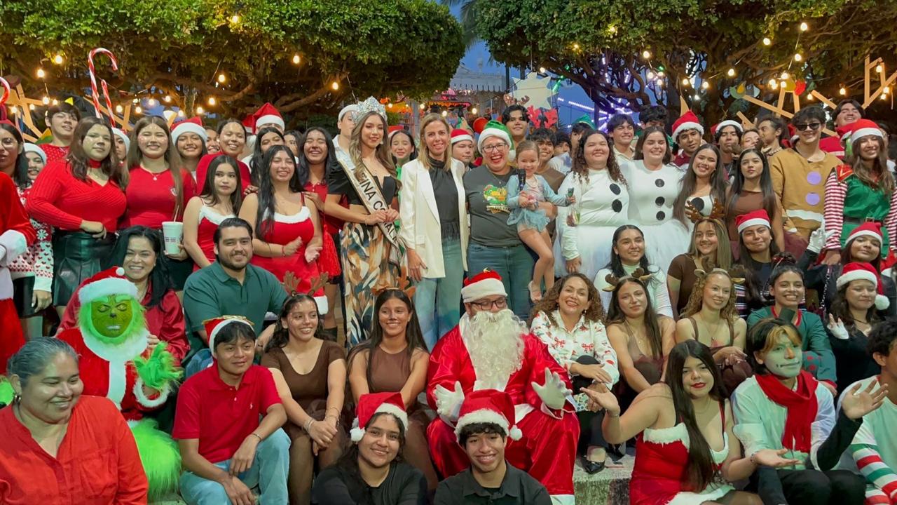 Jóvenes del Bachillerato 25 de Comala ofrecieron un festival navideño en el jardín principal
