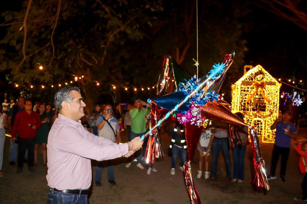 Presidente Riult Rivera hace encendido de la Villa Navideña en la colonia Santa Bárbara