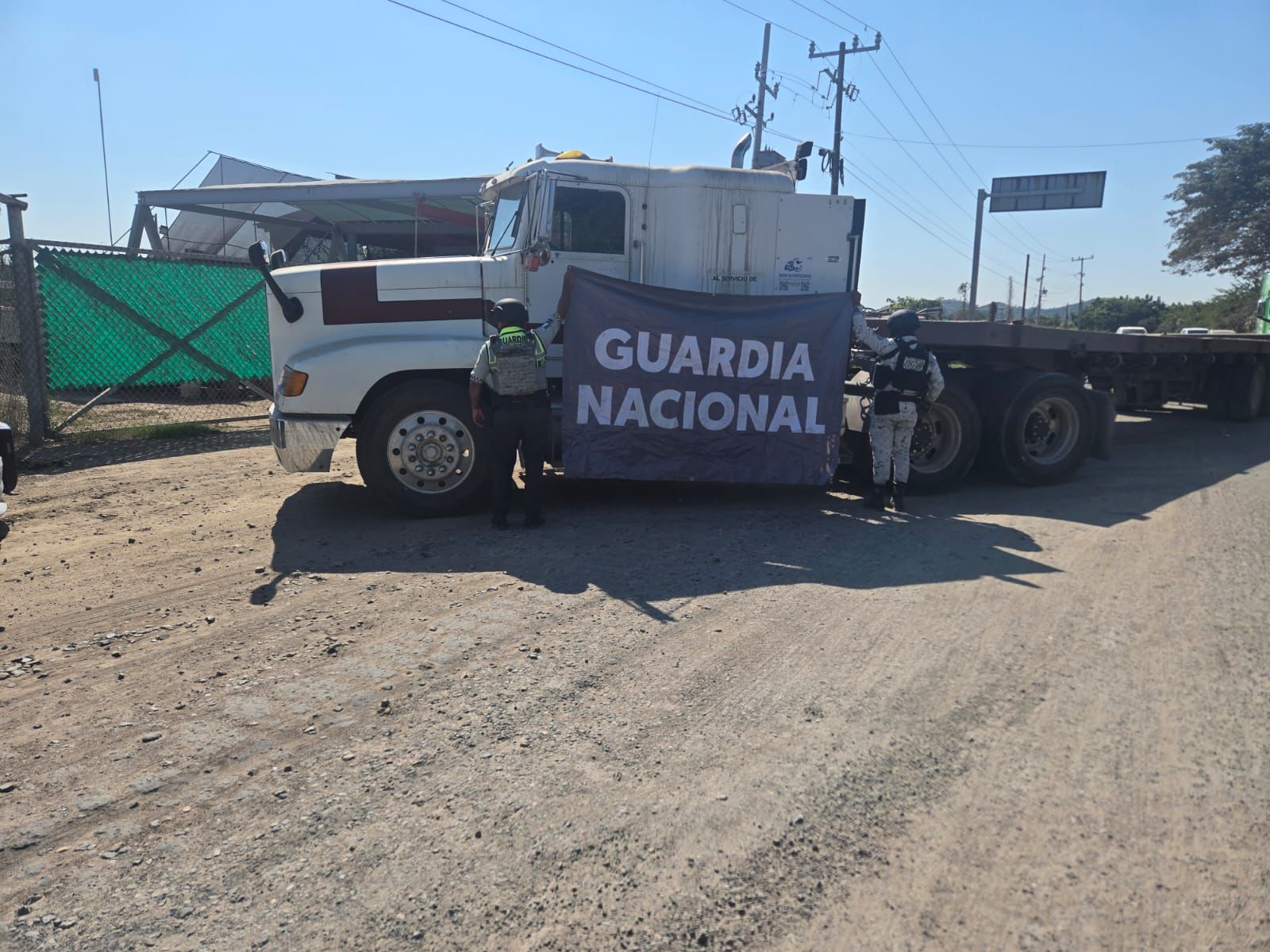 Corporaciones de seguridad en Colima recuperan en Manzanillo tractocamión con reporte de robo