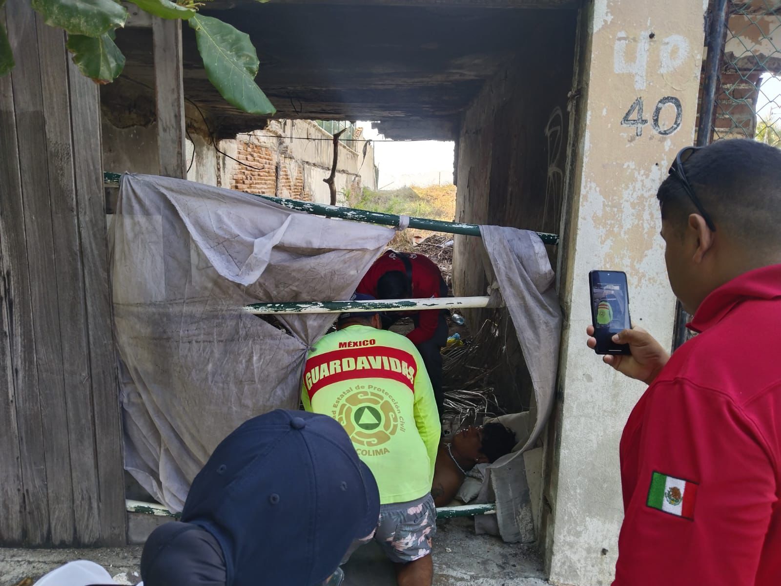 Guardavidas de la UEPC y cuerpos de emergencia de Manzanillo brindan auxilio a persona en situación vulnerable