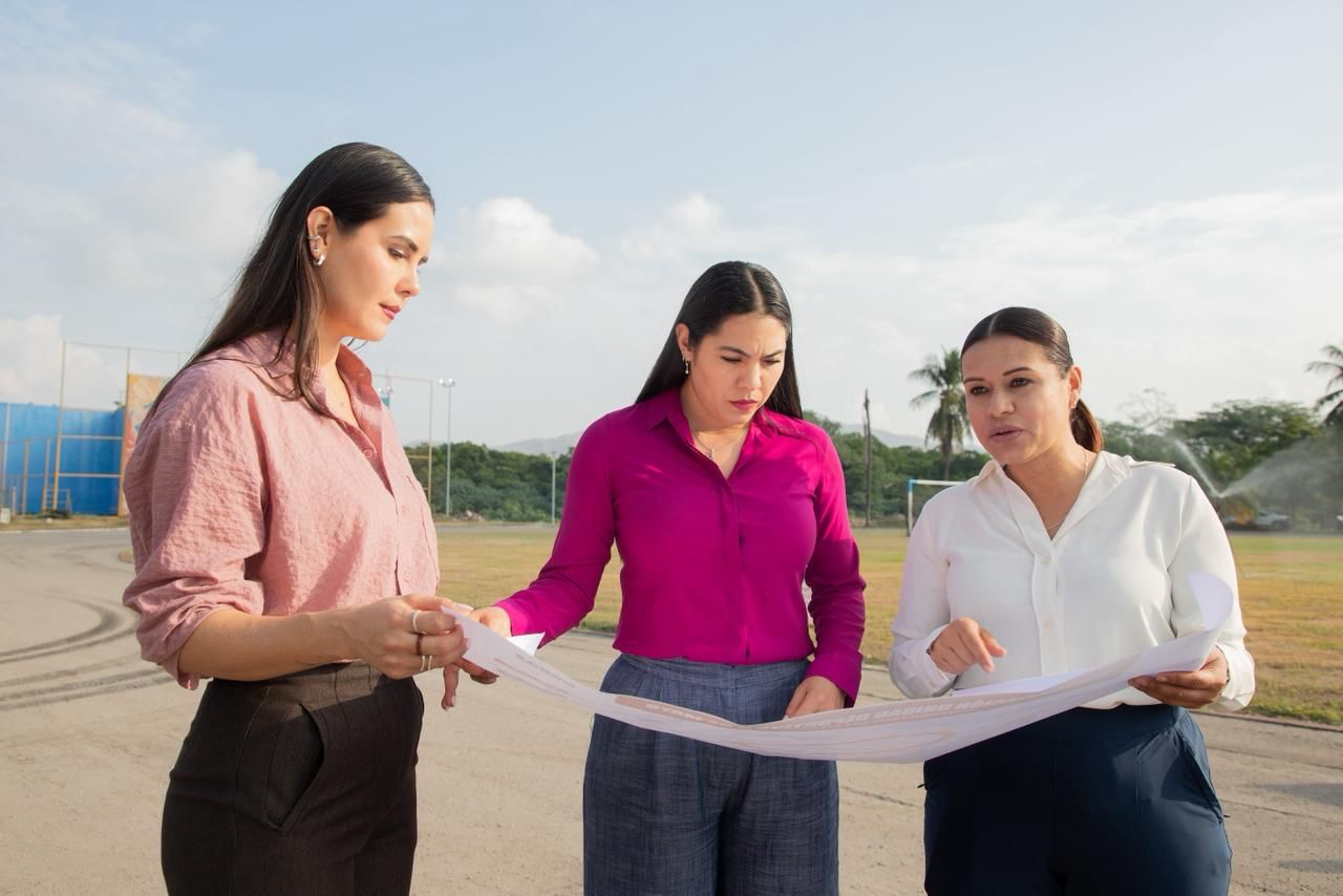 Indira Vizcaíno y Rosi Bayardo supervisan avances en rehabilitación de la Unidad 5 de Mayo de Manzanillo