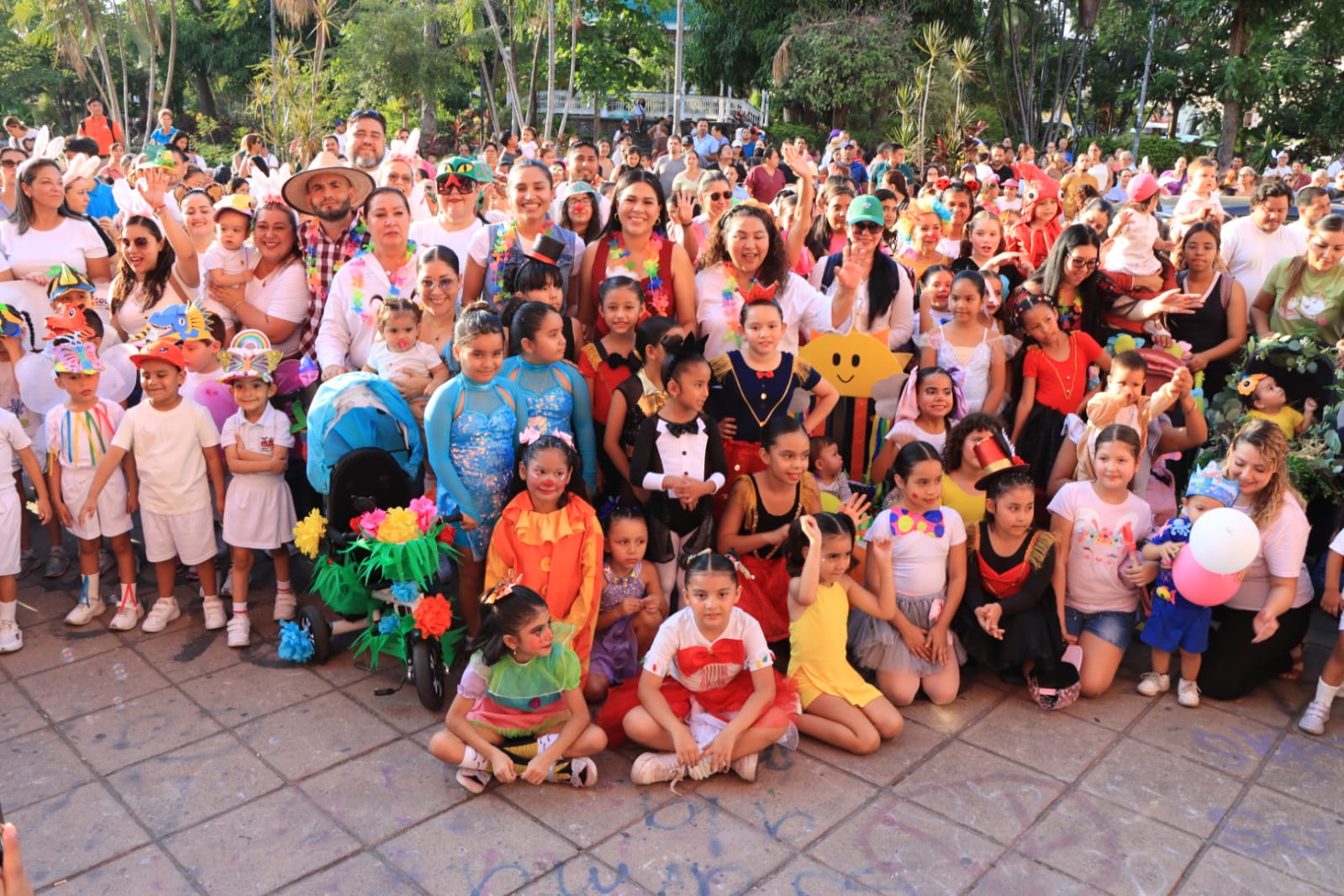Cientos de participantes y miles de personas disfrutan el ‘Martes de Carnaval’