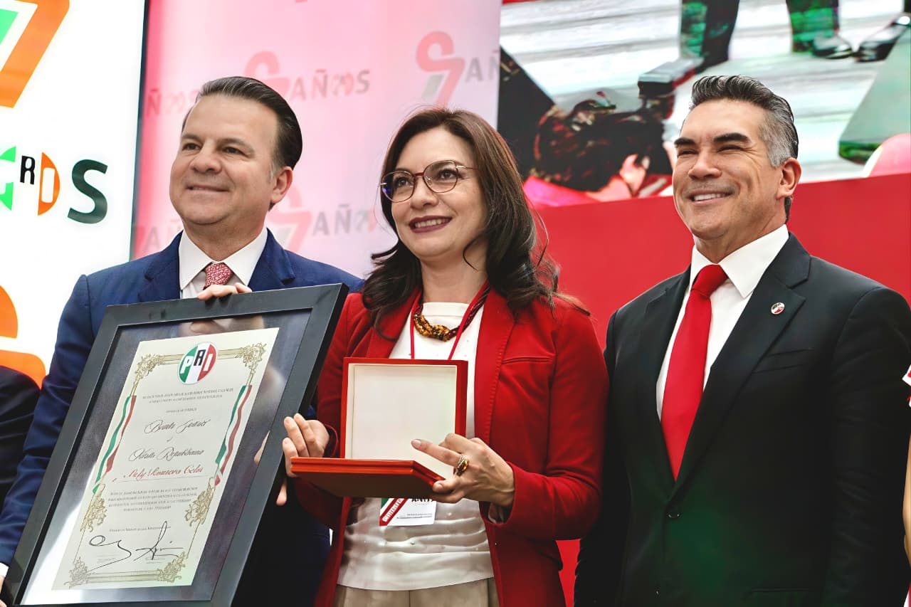 Mely Romero recibe presea nacional “Benito Juárez” al mérito republicano