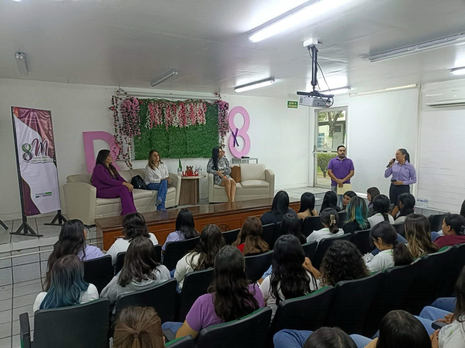 Bachillerato 8 realiza actividades por el Día Internacional de la Mujer