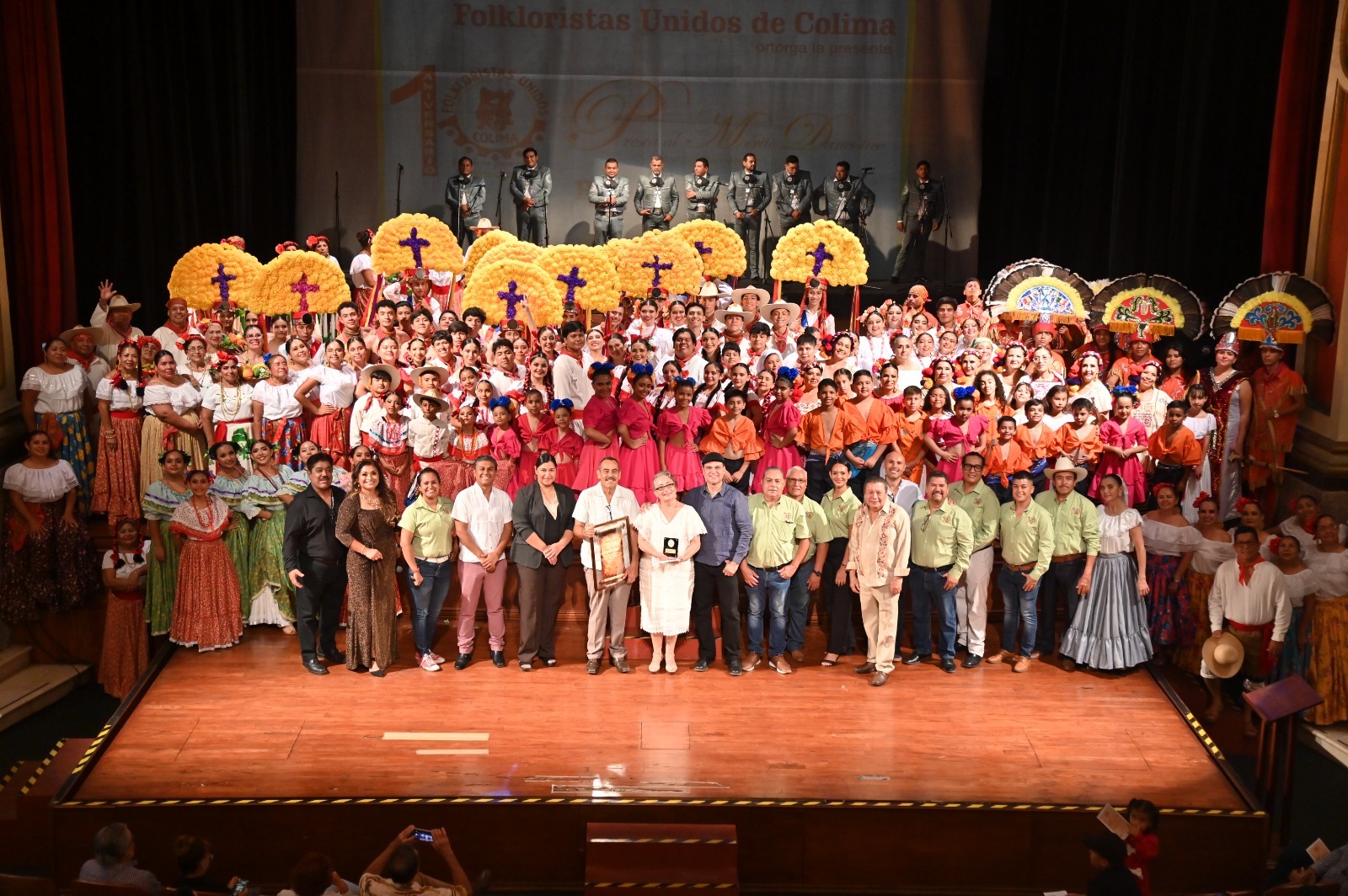 Folkloristas Unidos de Colima celebra 10° aniversario ante un teatro Hidalgo lleno
