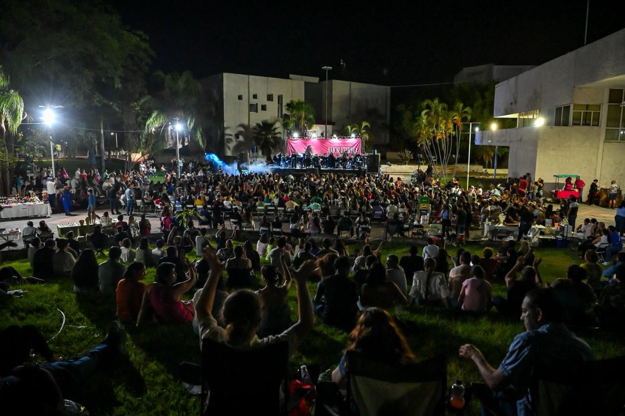 Exitoso concierto gratuito ofreció gobierno de Indira Vizcaíno a las madres colimenses